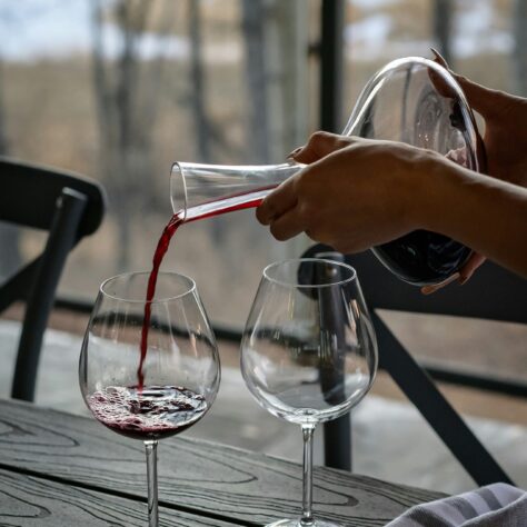 Decanting non-alcoholic wine: does it make it better?